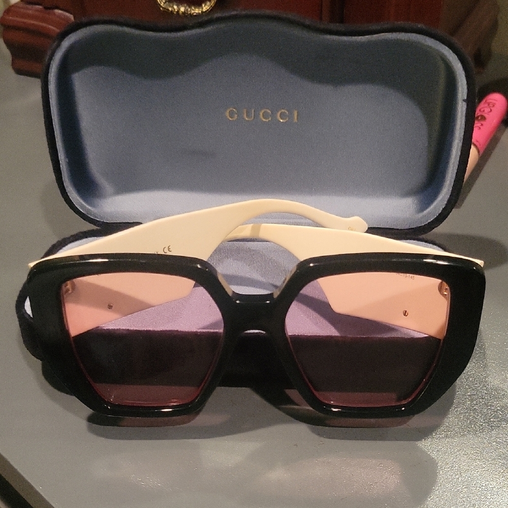 Gucci Black and Cream Bold Frame Sunglasses - Picture 5 of 5